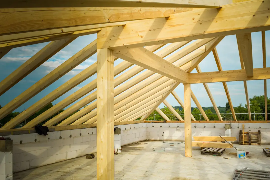 Charpente en bois neuve vue de l'intérieur des combles