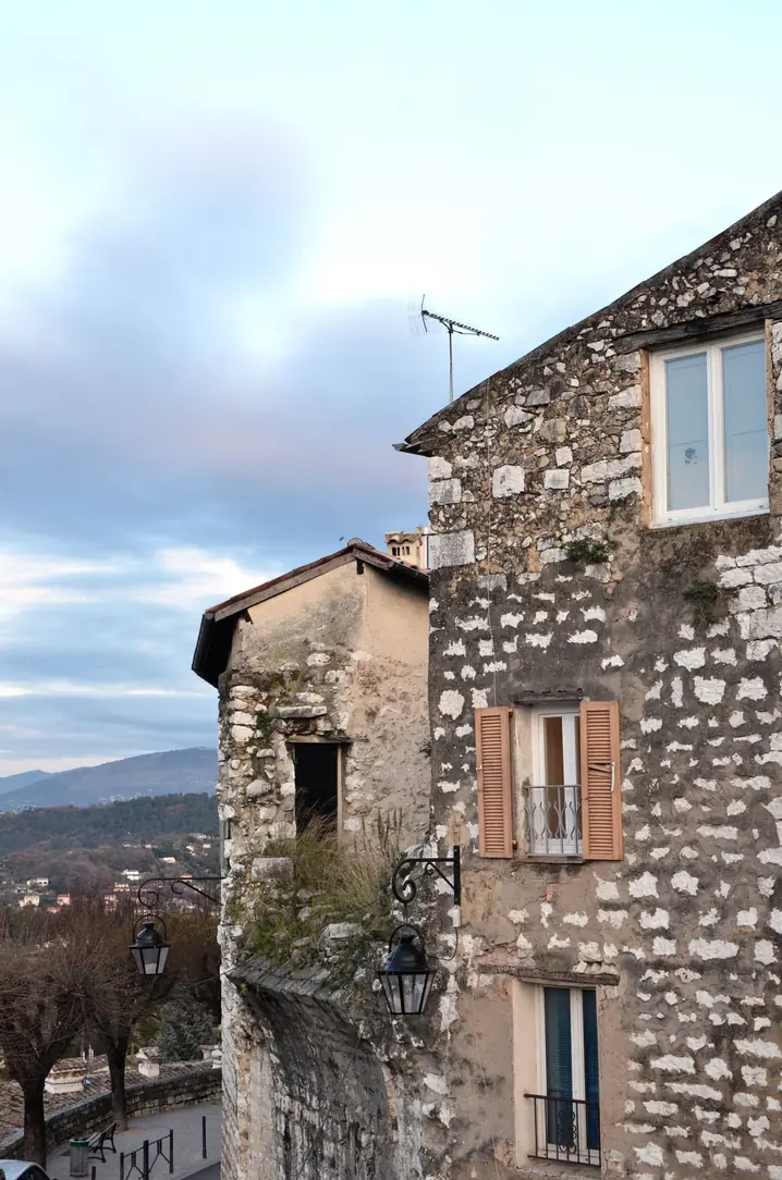 Maison ancienne en pierre dominant une vallée