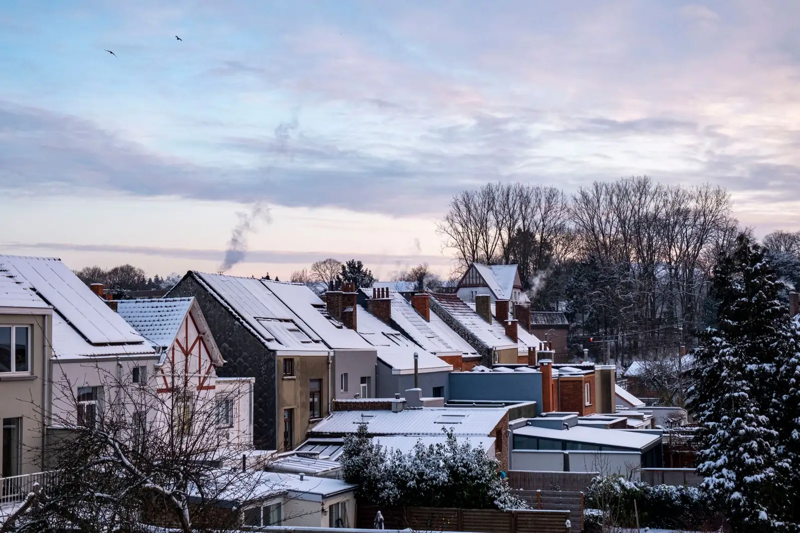 Toitures enneigées d'un quartier de montagne au crépuscule